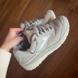 Brooks addiction walker suede